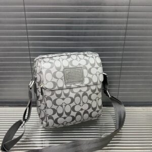 【AT9570】CoachのクラシックなC柄郵便バッグ、都会のエリートのための実用的なファッションアイテム | Coach