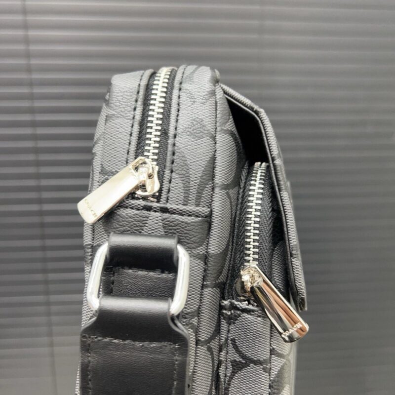 【AT9570】CoachのクラシックなC柄郵便バッグ、都会のエリートのための実用的なファッションアイテム | Coach