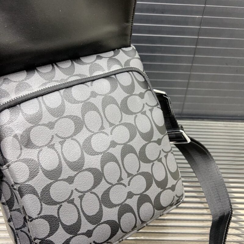 【AT9570】CoachのクラシックなC柄郵便バッグ、都会のエリートのための実用的なファッションアイテム | Coach