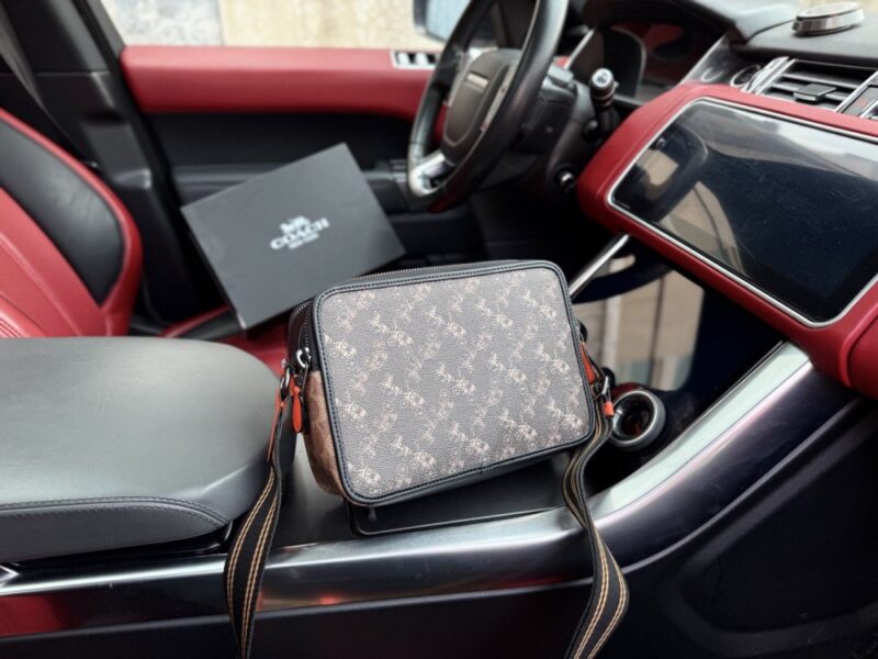 【AT9591】Coach Charterシリーズ ファッションカメラバッグ 都会のエリートを演出する豪華な相棒 | Coach New York
