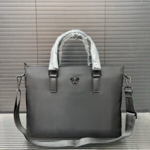 【AT9600】ヴェルサーチ高級ビジネスハンドバッグ - エレガントなグレーの皮素材、メドゥーサの金具装飾、防水素材使用 | Gianni Versace