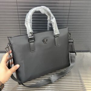 【AT9600】ヴェルサーチ高級ビジネスハンドバッグ - エレガントなグレーの皮素材、メドゥーサの金具装飾、防水素材使用 | Gianni Versace