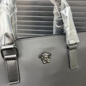 【AT9600】ヴェルサーチ高級ビジネスハンドバッグ - エレガントなグレーの皮素材、メドゥーサの金具装飾、防水素材使用 | Gianni Versace