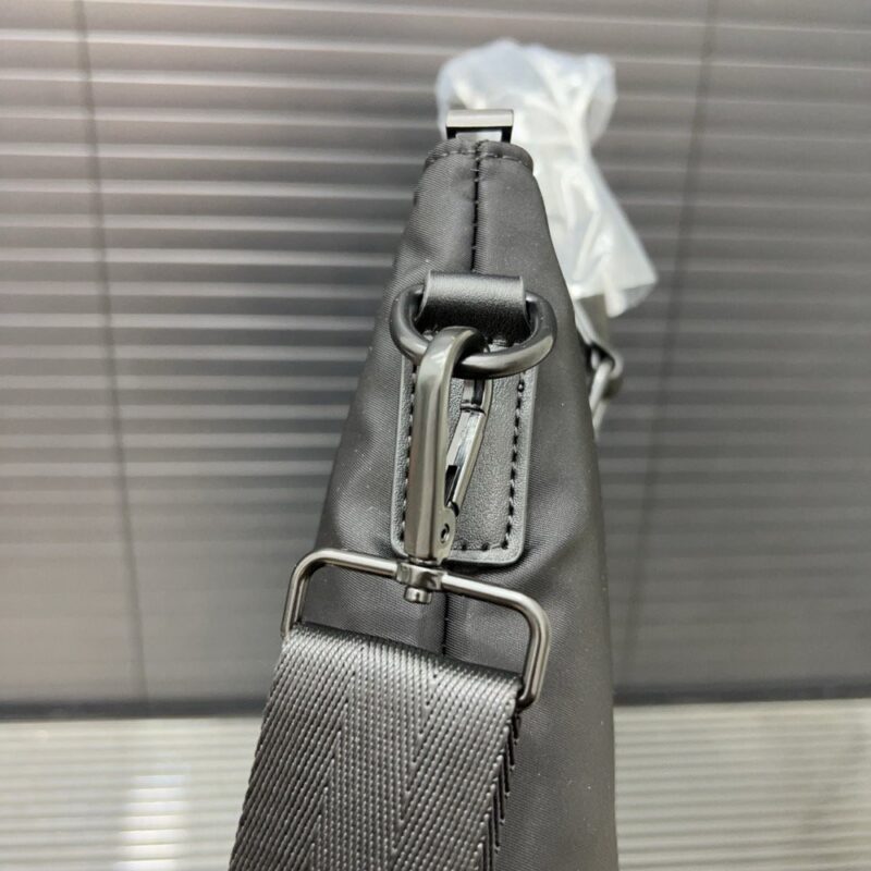 【AT9600】ヴェルサーチ高級ビジネスハンドバッグ - エレガントなグレーの皮素材、メドゥーサの金具装飾、防水素材使用 | Gianni Versace