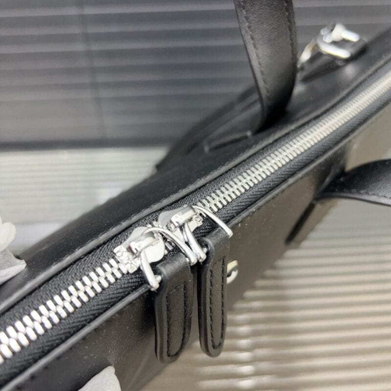 【AT9606】モンブランビジネスバッグ - グレーカラーの高品質牛革素材、優雅で機能的なビジネスバッグ | Montblanc
