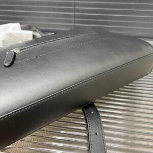 【AT9606】モンブランビジネスバッグ - グレーカラーの高品質牛革素材、優雅で機能的なビジネスバッグ | Montblanc