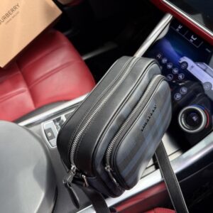 【AT9613】ブルベリーのクラシックな郵便バッグ - 高級防水生地とレザーアクセント入り | Burberry London