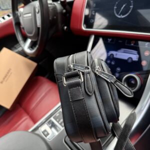 【AT9613】ブルベリーのクラシックな郵便バッグ - 高級防水生地とレザーアクセント入り | Burberry London