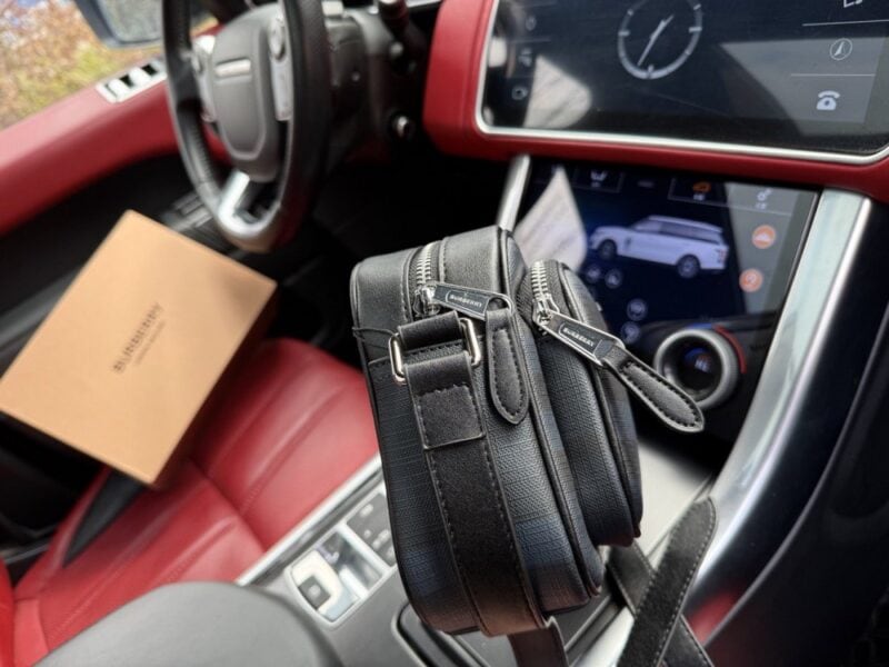 【AT9613】ブルベリーのクラシックな郵便バッグ - 高級防水生地とレザーアクセント入り | Burberry London