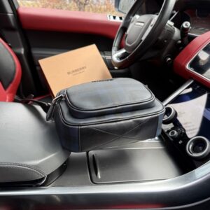 【AT9613】ブルベリーのクラシックな郵便バッグ - 高級防水生地とレザーアクセント入り | Burberry London