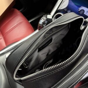 【AT9613】ブルベリーのクラシックな郵便バッグ - 高級防水生地とレザーアクセント入り | Burberry London