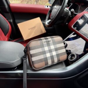 【AT9615】クラシックなチェック柄レザーテクスチャ チェック柄クラッチバッグ ダークウッドブラウン Prada | Burberry London