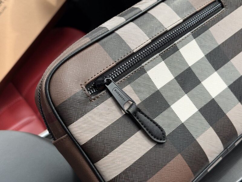 【AT9615】クラシックなチェック柄レザーテクスチャ チェック柄クラッチバッグ ダークウッドブラウン Prada | Burberry London