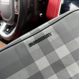【AT9616】バーバリーのクラシックチェック柄クラッチバッグ - 都市のエリートに必要不可欠なアイテム | Burberry London