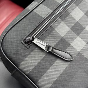 【AT9616】バーバリーのクラシックチェック柄クラッチバッグ - 都市のエリートに必要不可欠なアイテム | Burberry London