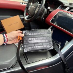 【AT9620】ルイ・ヴィトンSoft Trunkシリーズのブラックレザーハンドバッグ - メンズファッションアクセサリー | LV