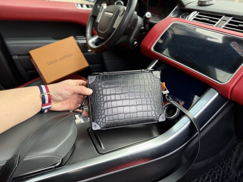 【AT9620】ルイ・ヴィトンSoft Trunkシリーズのブラックレザーハンドバッグ - メンズファッションアクセサリー | LV