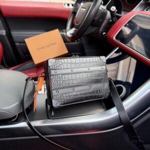 【AT9620】ルイ・ヴィトンSoft Trunkシリーズのブラックレザーハンドバッグ - メンズファッションアクセサリー | LV