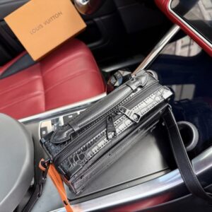 【AT9620】ルイ・ヴィトンSoft Trunkシリーズのブラックレザーハンドバッグ - メンズファッションアクセサリー | LV