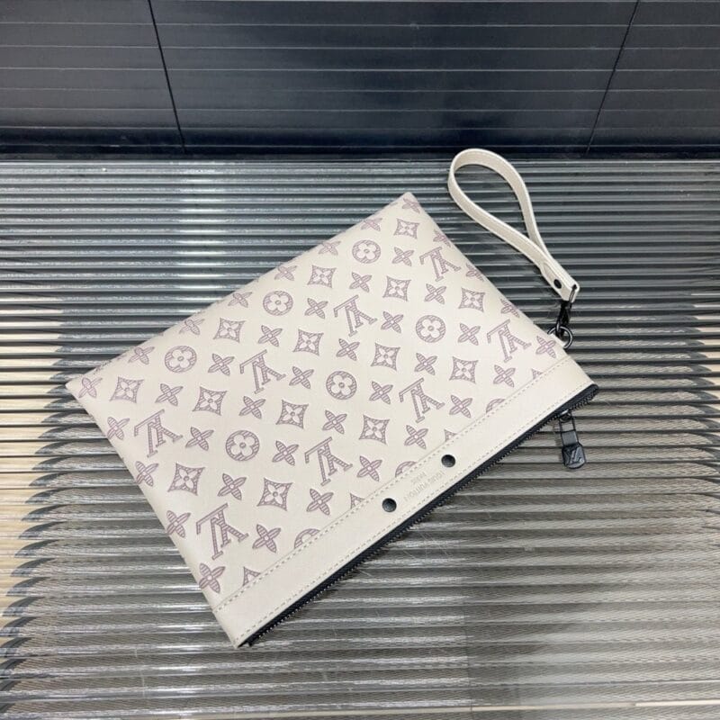 【AT9628】ルイ・ヴィトンのPochette To-Go 封筒型バッグ 20 x 30 cm モノグラム柄 ハンドバッグ | Louis Vuitton Malletier