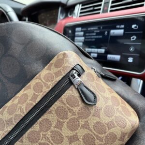 【AT9632】Coachウエスト32リュックサック- 都会のエリート向けハイエンドデザイン - ブラウンイエローウォールナット - センスとファッションを兼ね備えたリュック | Coach