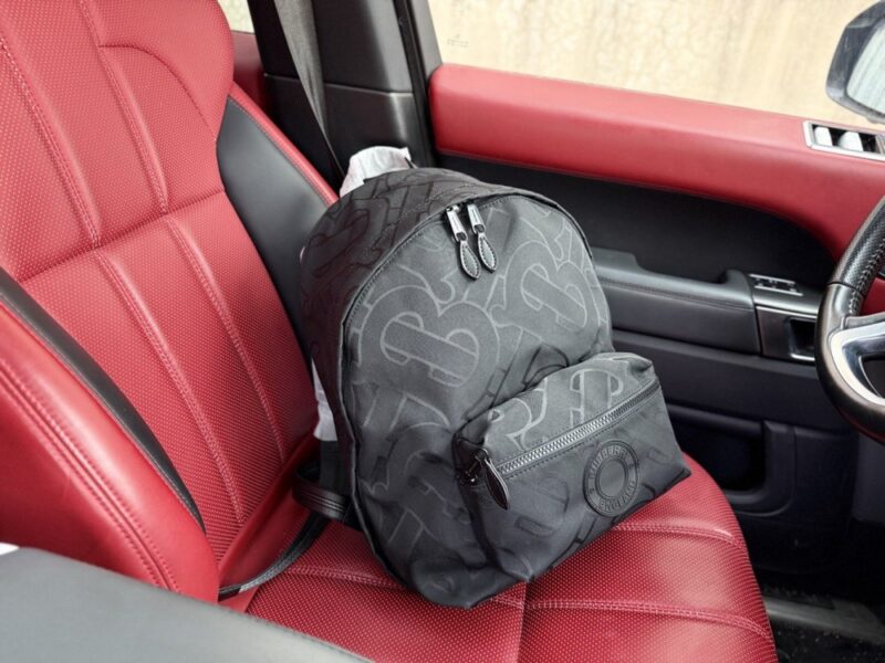 【AT9640】バーバリー BURBERRY デザイン美学を融合した高級ブラックリュックサック | Burberry London