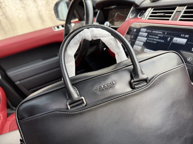 【AT9643】Coachのビジネスバッグ | 優雅な牛革デザインと多機能収納【キャリアエリート向け】 | Coach
