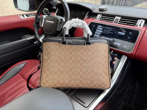 【AT9646】Coach(コーチ)の高級ビジネスバッグ - 品位と実用性を兼ね備えたクラシックなデザイン | Coach