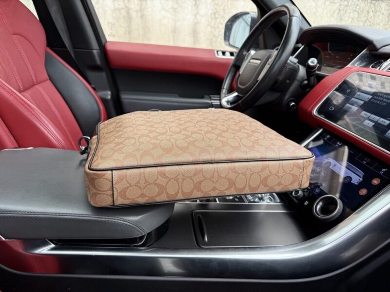 【AT9646】Coach(コーチ)の高級ビジネスバッグ - 品位と実用性を兼ね備えたクラシックなデザイン | Coach