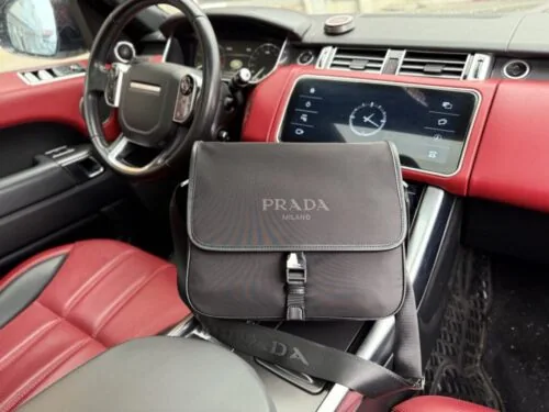 【AT9663】プラダ Prada ナイロンとサフィアーノ革のクラシックショルダーバッグ、控えめな贅沢感を演出 | Prada Italy