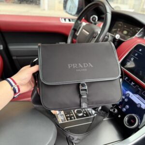 【AT9663】プラダ Prada ナイロンとサフィアーノ革のクラシックショルダーバッグ、控えめな贅沢感を演出 | Prada Italy