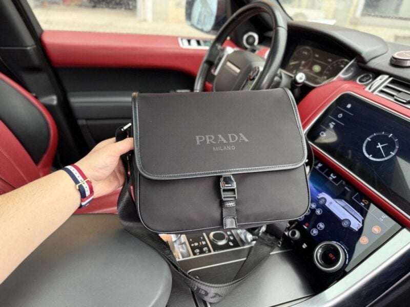 【AT9663】プラダ Prada ナイロンとサフィアーノ革のクラシックショルダーバッグ、控えめな贅沢感を演出 | Prada Italy