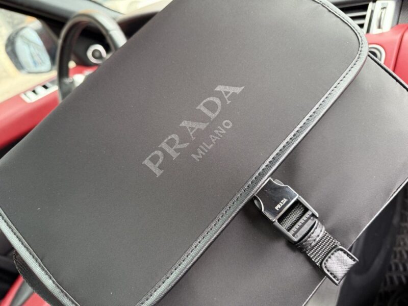 【AT9663】プラダ Prada ナイロンとサフィアーノ革のクラシックショルダーバッグ、控えめな贅沢感を演出 | Prada Italy