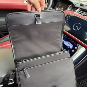 【AT9663】プラダ Prada ナイロンとサフィアーノ革のクラシックショルダーバッグ、控えめな贅沢感を演出 | Prada Italy