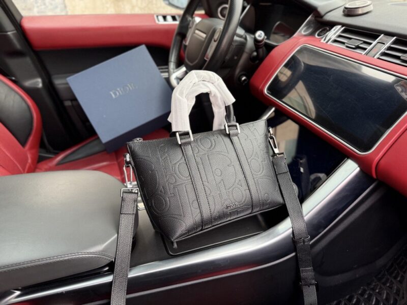 【AT9668】Diorのグラビティレザーショルダーバッグ - 都会的な贅沢と卓越なクラフトマンシップ | Dior