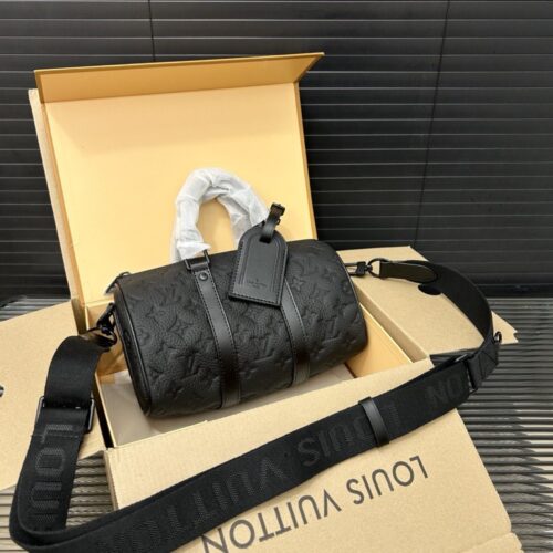 【AT9679】ルイ・ヴィトン（Louis Vuitton）のエンボス加工牛革素材を使用したKEEPALL 25バッグ | Louis Vuitton Malletier
