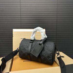 【AT9679】ルイ・ヴィトン（Louis Vuitton）のエンボス加工牛革素材を使用したKEEPALL 25バッグ | Louis Vuitton Malletier