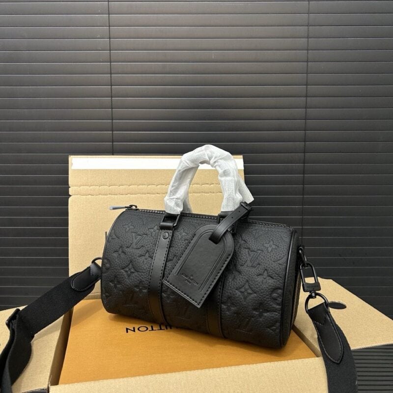 【AT9679】ルイ・ヴィトン（Louis Vuitton）のエンボス加工牛革素材を使用したKEEPALL 25バッグ | Louis Vuitton Malletier