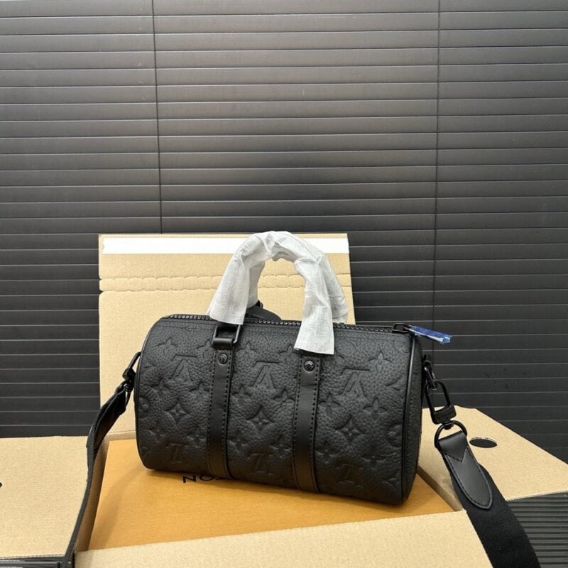 【AT9679】ルイ・ヴィトン（Louis Vuitton）のエンボス加工牛革素材を使用したKEEPALL 25バッグ | Louis Vuitton Malletier