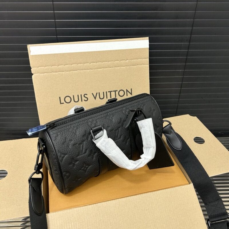 【AT9679】ルイ・ヴィトン（Louis Vuitton）のエンボス加工牛革素材を使用したKEEPALL 25バッグ | Louis Vuitton Malletier