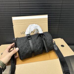 【AT9679】ルイ・ヴィトン（Louis Vuitton）のエンボス加工牛革素材を使用したKEEPALL 25バッグ | Louis Vuitton Malletier