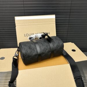 【AT9679】ルイ・ヴィトン（Louis Vuitton）のエンボス加工牛革素材を使用したKEEPALL 25バッグ | Louis Vuitton Malletier