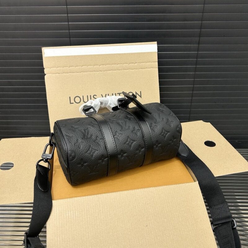 【AT9679】ルイ・ヴィトン（Louis Vuitton）のエンボス加工牛革素材を使用したKEEPALL 25バッグ | Louis Vuitton Malletier