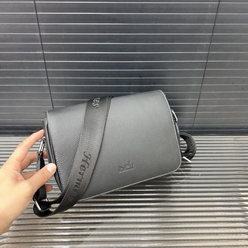 【AT9688】エルメス メンズグレーレザーショルダーバッグ - 都会の贅沢なスタイリングを演出 | Hermès Paris