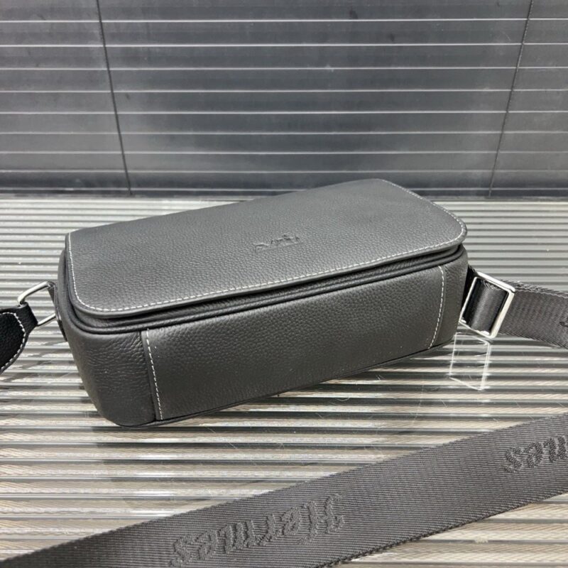 【AT9688】エルメス メンズグレーレザーショルダーバッグ - 都会の贅沢なスタイリングを演出 | Hermès Paris