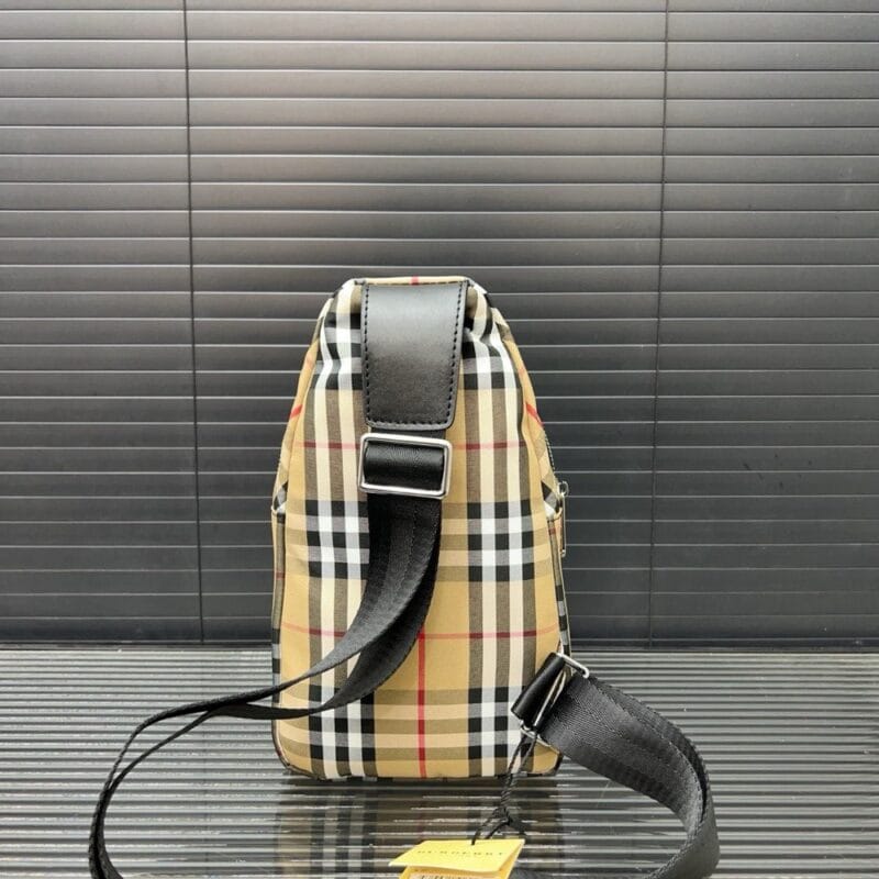 【AT9695】バーバリーのクラシックなチェック柄ショルダーバッグ | Burberry London