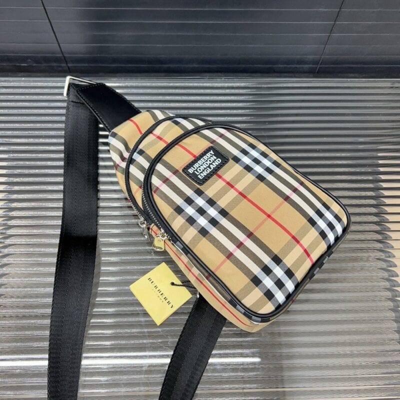 【AT9695】バーバリーのクラシックなチェック柄ショルダーバッグ | Burberry London