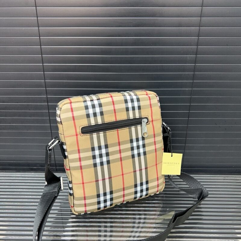 【AT9698】バーバリーのクラシックなチェック柄ショルダーバッグ - エレガントな都会の洗練されたスタイルを演出！ | Burberry London