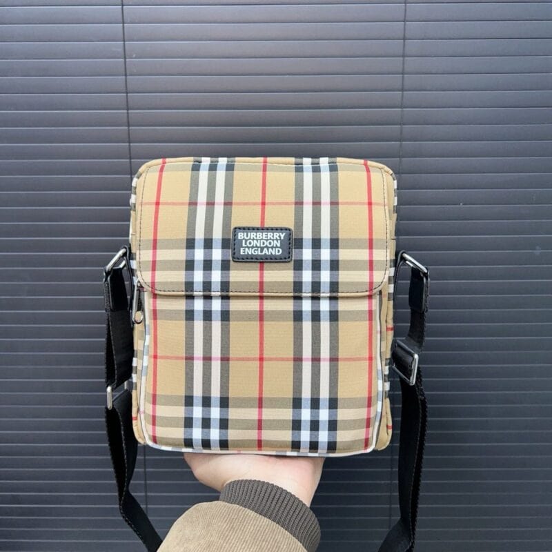 【AT9698】バーバリーのクラシックなチェック柄ショルダーバッグ - エレガントな都会の洗練されたスタイルを演出！ | Burberry London