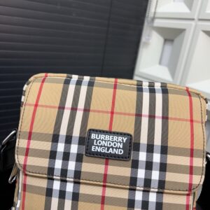 【AT9698】バーバリーのクラシックなチェック柄ショルダーバッグ - エレガントな都会の洗練されたスタイルを演出！ | Burberry London